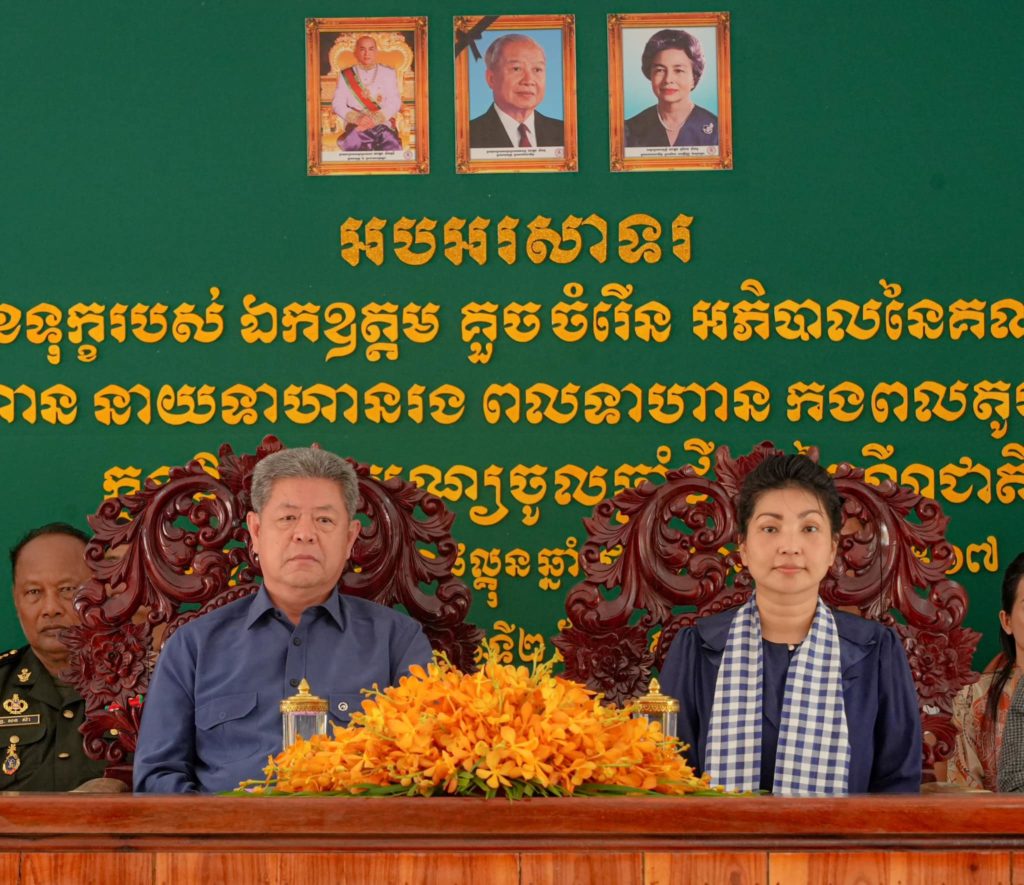 ឯកឧត្តម គួច ចំរើន អភិបាល នៃគណៈអភិបាលខេត្តព្រះសីហនុ និងលោកជំទាវ អញ្ជើញដឹកនាំគណៈប្រតិភូខេត្តព្រះសីហនុ ចុះសំណេះសំណាល និងសួរសុខទុក្ខកងទ័ព គ្រួសារកងទ័ព នៃកងពលតូចអន្តរាគមន៍លេខ៤