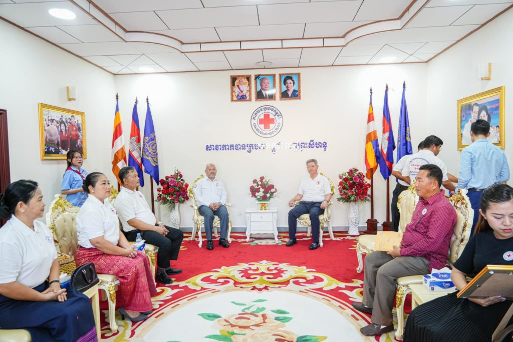 ឯកឧត្តម គួច ចំរើន ប្រធានគណៈកម្មាធិការសាខាកាកបាទក្រហមកម្ពុជា ខេត្តព្រះសីហនុ អញ្ជើញទទួលអំណោយមនុស្សធម៌ពីបងប្អូនសប្បុរសជន ជាលើកទី៤ ក្នុងទិវាខួបលើកទី១៦១ ទិវាពិភពលោកកាកបាទក្រហម និងអឌ្ឍចន្ទក្រហម ៨ ឧសភា ២០២៤