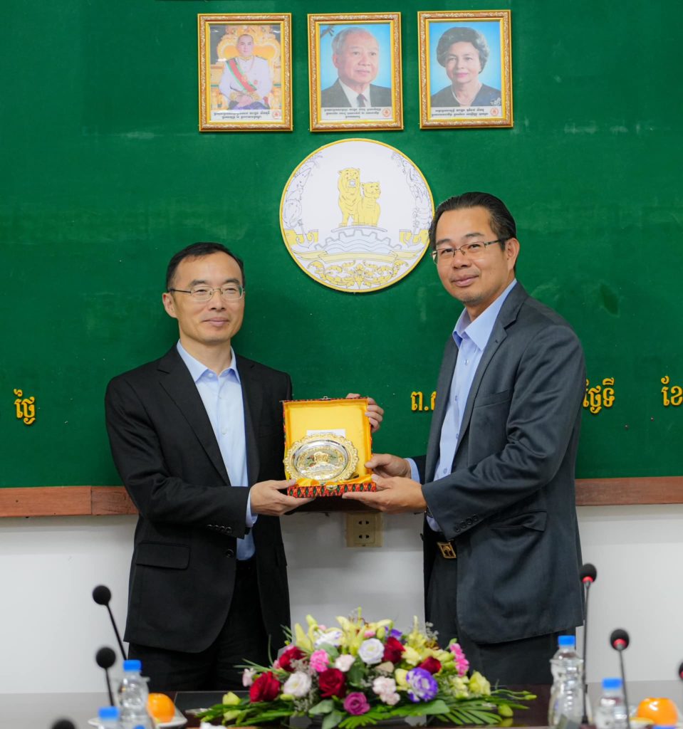 លោក ម៉ាង ស៊ីណេត អភិបាលរងខេត្តព្រះសីហនុ ទទួលជំនួបសម្ដែងកាគួរសម និងពិភាក្សាការងារជាមួយលោក ហ្សូ លីពីង (XU Leping)