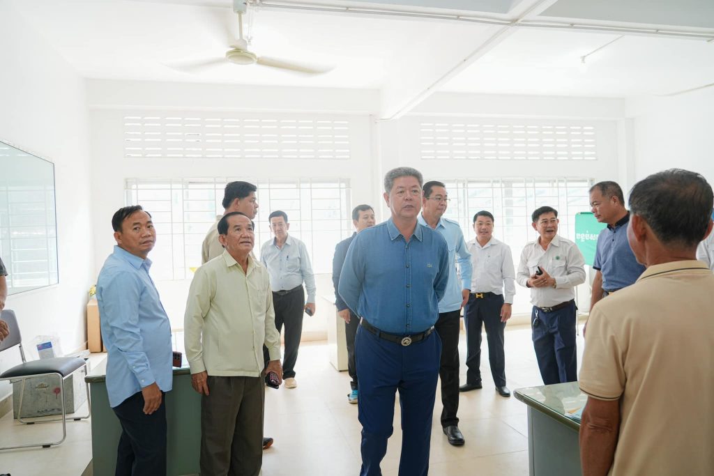 ឯកឧត្តម គួច ចំរើន អភិបាល នៃគណៈអភិបាលខេត្តព្រះសីហនុ អញ្ជើញចុះពិនិត្យការិយាយបោះឆ្នោតលេខ ០០០១ ដែលមានទីតាំងស្ថិតនៅក្នុងបរិវេណវិទ្យាល័យ ហ៊ុន សែន មិត្តភាព