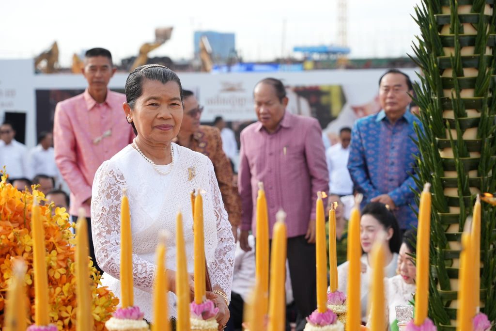 សម្តេចកិត្តិសង្គហបណ្ឌិត ម៉ែន សំអន ឧត្តមប្រឹក្សាផ្ទាល់ព្រះមហាក្សត្រ នៃព្រះរាជាណាចក្រកម្ពុជា បានអញ្ជើញជាអធិបតីក្នុងពិធីអភិសេករូបសំណាក ព្រះស្កន្ទគង់លើក្ងោក
