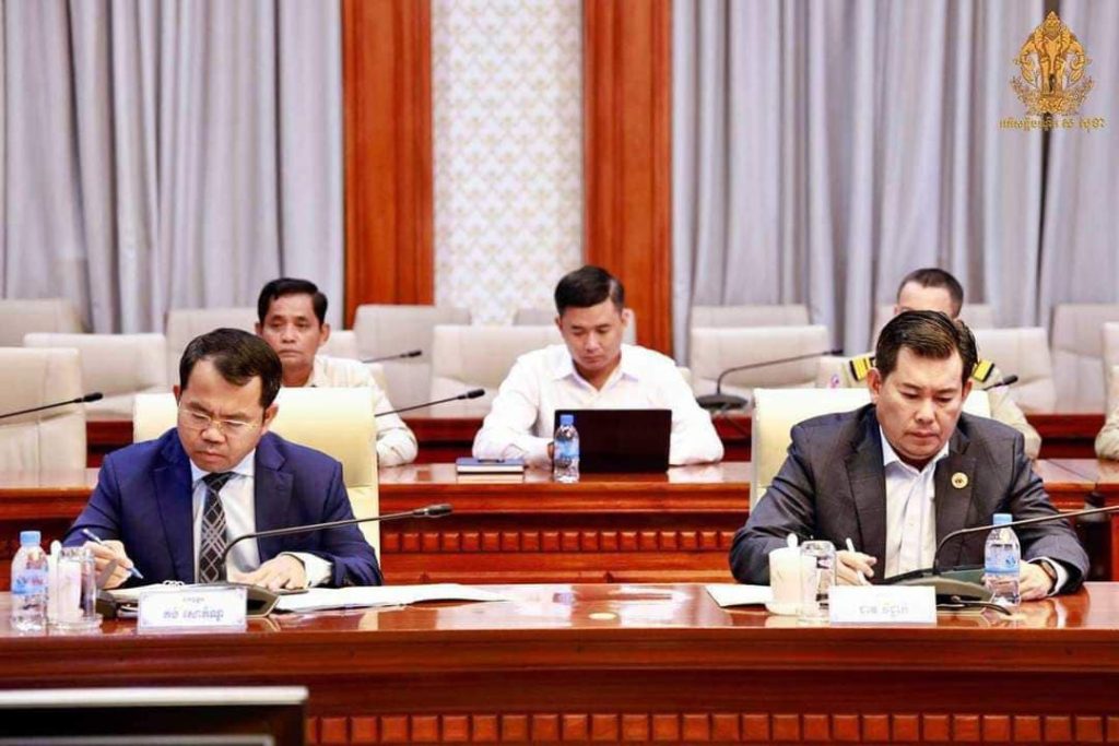 លោក ជាវ វិជ្ជាក់ អភិបាលរងខេត្តព្រះសីហនុ បានចូលរួមកិច្ចប្រជុំស្តីពី វឌ្ឍនភាពកិច្ចប្រតិបត្តិការចុះសិក្សា និងបោសសម្អាតគ្រាប់យុទ្ធភណ្ឌមិនទាន់ផ្ទុះក្នុងនាវាដែលលិចនៅបាតទន្លេ និងសមុទ្រ