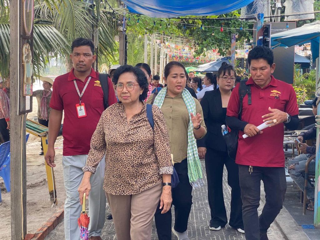 លោកជំទាវ ប្រាក់ ច័ន្ទសុខា និងលោកស្រី ម៉ាក សំណាង បានដឹកនាំក្រុមការងារ ចុះអប់រំ ណែនាំដល់កុមារដើរសុំលុយ កុមារលក់វត្ថុអនុស្សាវរីយ៍ តាមឆ្នេរសមុទ្រក្នុងភូមិសាស្រ្តក្រុងព្រះសីហនុ