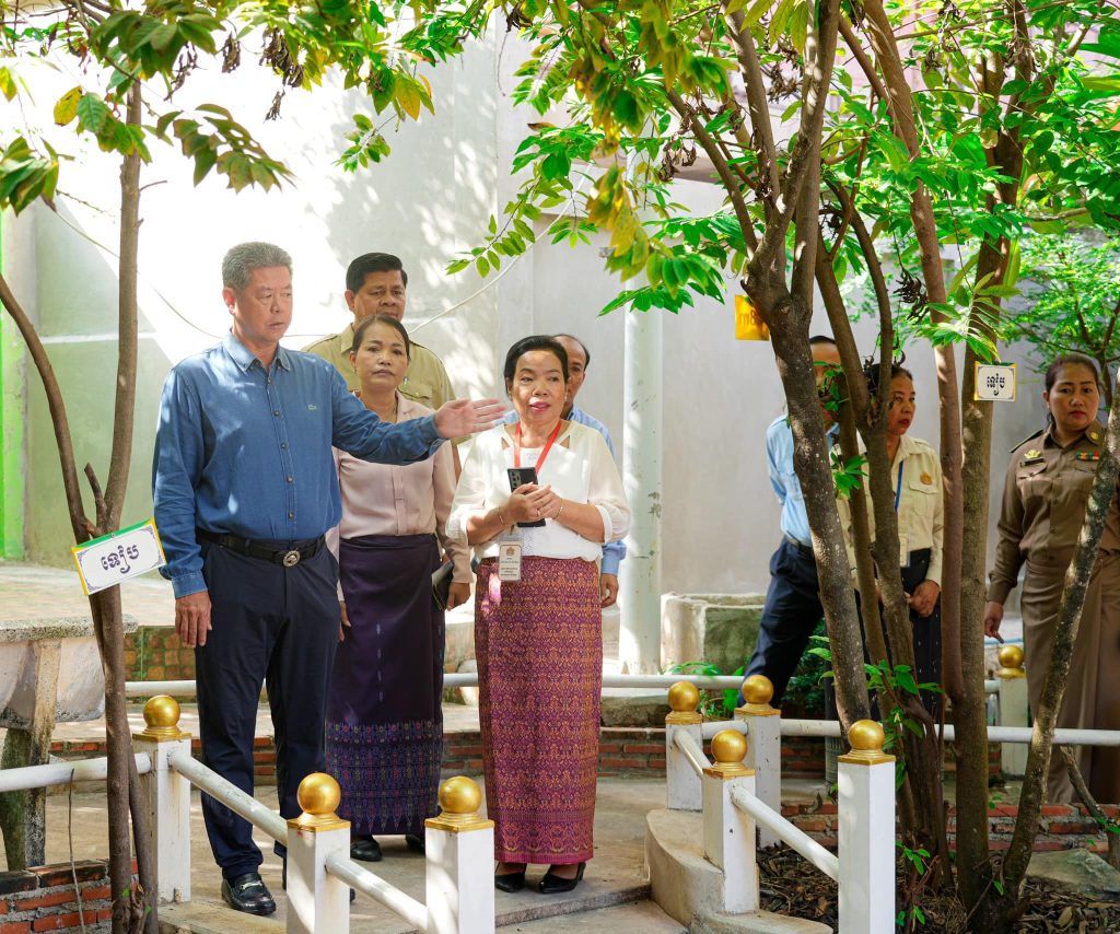ឯកឧត្តម គួច ចំរើន អភិបាល នៃគណៈអភិបាលខេត្តព្រះសីហនុ ដឹកនាំមន្ត្រីពាក់ព័ន្ធអញ្ជើញចុះពីនិត្យលើការគ្រប់គ្រង និងហេដ្ឋារចនាសម្ព័ន្ធនៅសាលាមត្តេយ្យសិក្សាក្រុង