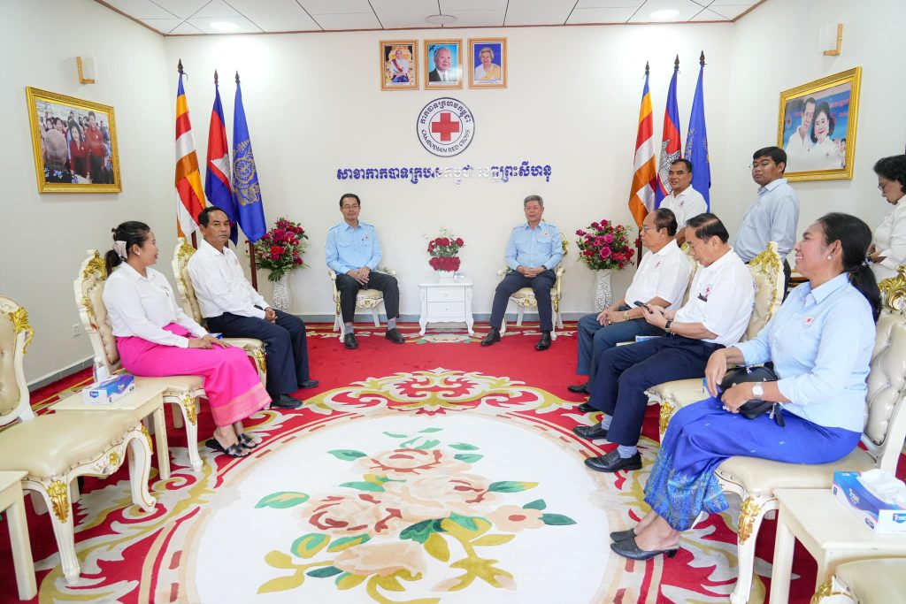 ឯកឧត្តម គួច ចំរើន ប្រធានគណៈកម្មាធិការសាខាកាកបាទក្រហមកម្ពុជា ខេត្តព្រះសីហនុ អញ្ជើញទទួលអំណោយមនុស្សធម៌ពីសប្បុរសជន ដើម្បីចូលរួមអបអរសាទរខួបលើកទី១៦១ ទិវាពិភពលោកកាកបាទក្រហម