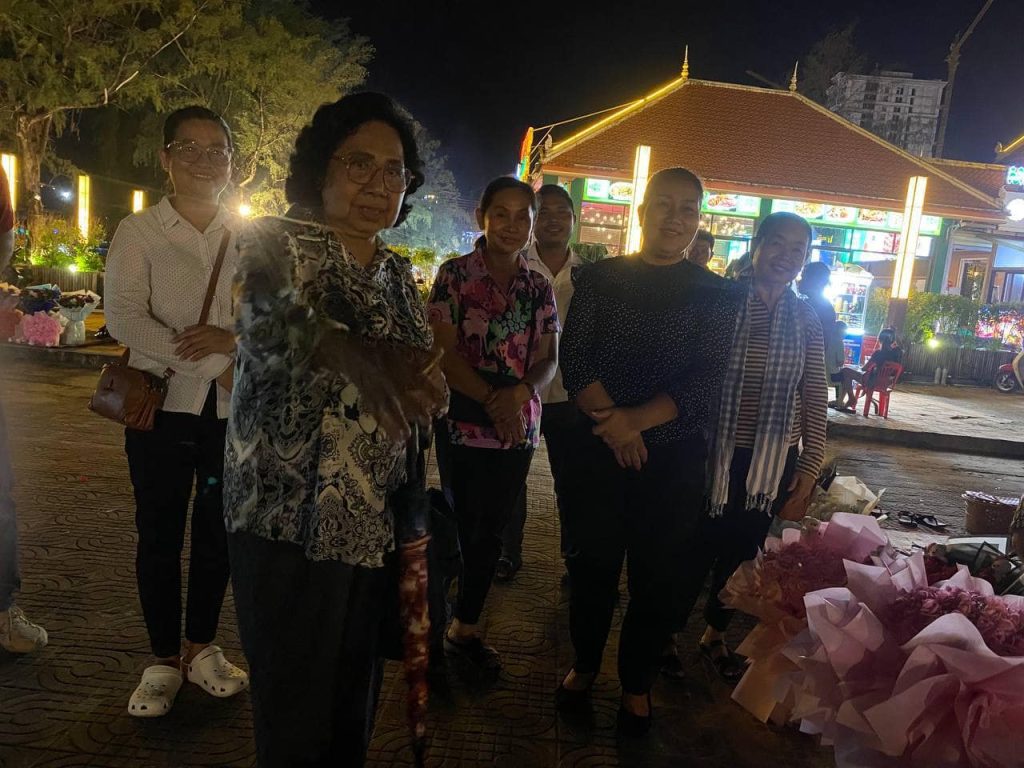 លោកជំទាវ ប្រាក់ ច័ន្ទសុខា និងលោកស្រី ម៉ាក សំណាង បានដឹកនាំក្រុមការងារ ចុះត្រួតពិនិត្យ និងអប់រំ ណែនាំដល់កុមារដែលធ្វើការតាមឆ្នេរសមុទ្រ