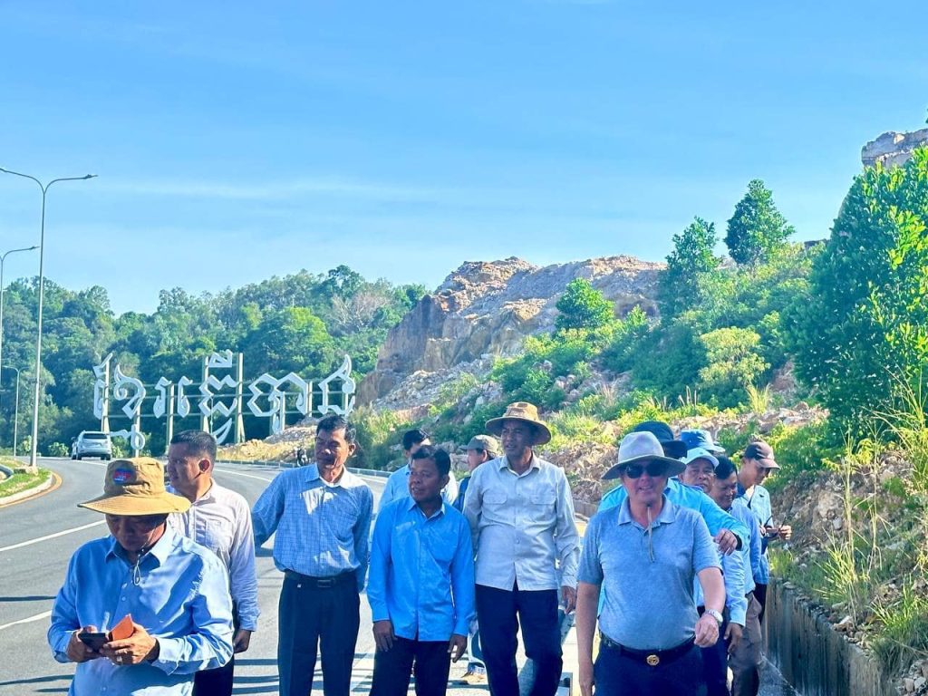 រសៀលថ្ងៃទី០៤ ខែមិថុនា ឆ្នាំ២០២៤ ឯកឧត្តម គួច ចំរើន អភិបាល នៃគណៈអភិបាលខេត្តព្រះសីហនុ បានអញ្ជើញចុះពិនិត្យទីតាំងត្រៀមដាំដើមឈើ នៅចំណុច ខ្មែរធ្វើបាន ស្ថិតនៅឃុំបិតត្រាំង ស្រុកព្រៃនប់ ខេត្តព្រះសីហនុ។