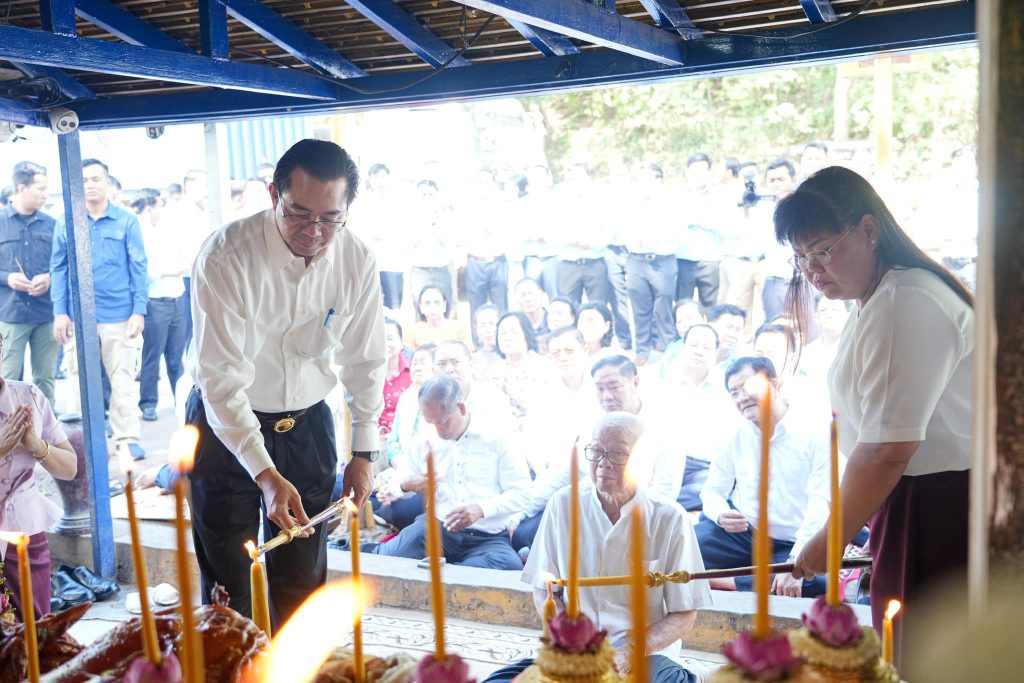 ឯកឧត្តម ម៉ាង ស៊ីណេត និងលោកជំទាវ អញ្ជើញប្រារព្ធពិធីបួងសួងសុំសេចក្តីសុខ សេចក្តីចម្រើន នៅអាស្រមលោកយាយម៉ៅ