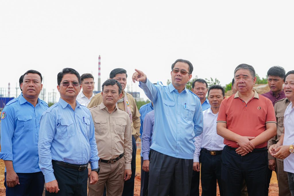 បេសសកម្មថ្ងៃទី១ នៃការងាររបស់ឯកឧត្តម ម៉ាង ស៊ីណេត អភិបាល នៃគណៈអភិបាលខេត្តព្រះសីហនុ បានដឹកនាំមន្ទីរអង្គភាពជំនាញពាក់ព័ន្ធ ចុះត្រួតពិនិត្យការដ្ឋានសាងសង់រោងចក្រផលិតគ្រឿងបង្គុំសូឡា