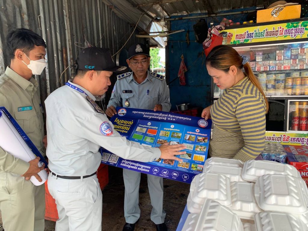 នៅថ្ងៃទី២៣ ខែកក្កដា ឆ្នាំ២០២៤ សាខាក.ប.ប ខេត្តព្រះសីហនុ សហការជាមួយមន្ទីរពាណិជ្ជកម្មខេត្ត និងគណៈកម្មការផ្សារទំនប់រលក បានចុះត្រួតពិនិត្យទំនិញ និងផ្សព្វផ្សាយ Flyer ទាក់ទងនឹង សុវត្ថិភាពម្ហូបអាហារ  និង CCF Complaint App ជូនដល់អាជីវករលក់ដូក្នុងផ្សារ តាមផ្ទះ ហាងលក់ភេសជ្ជៈ និងអាហារដ្ឋាន ។