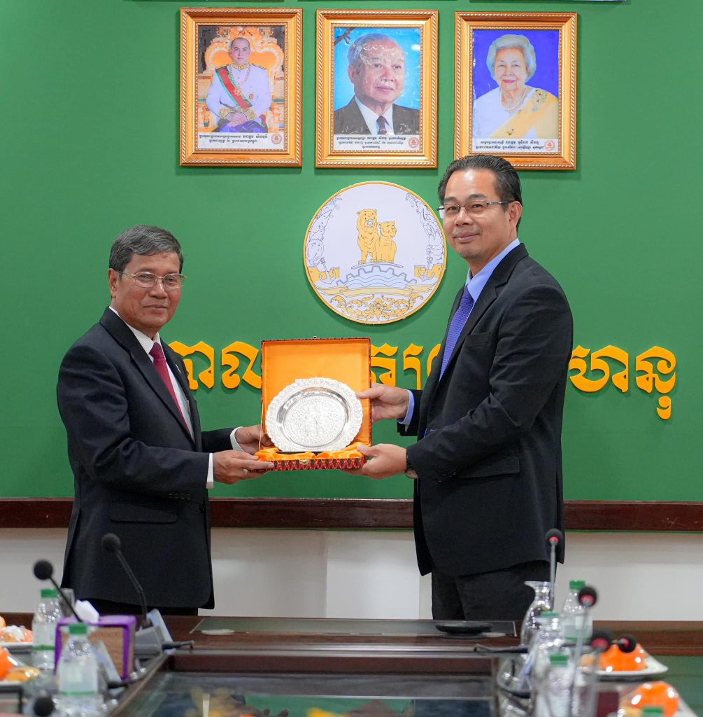 ឯកឧត្តម ម៉ាង ស៊ីណេត អភិបាល នៃគណៈអភិបាលខេត្តព្រះសីហនុ អនុញ្ញាតិឱ្យគណៈប្រតិភូ នៃសមាគមមិត្តភាពកម្ពុជា-ឡាវ ចូលជួបសម្តែងការគួរសម និងពិភាក្សាការងារ