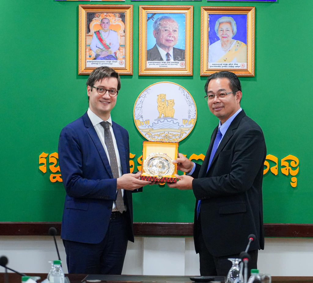 ឯកឧត្តម ម៉ាង ស៊ីណេត អភិបាល នៃគណៈអភិបាលខេត្តព្រះសីហនុ អនុញ្ញាតឱ្យគណៈប្រតិភូក្រុមហ៊ុនបារាំងចូលជួបសម្តែងការគួរសម និងពិភាក្សាការងារ