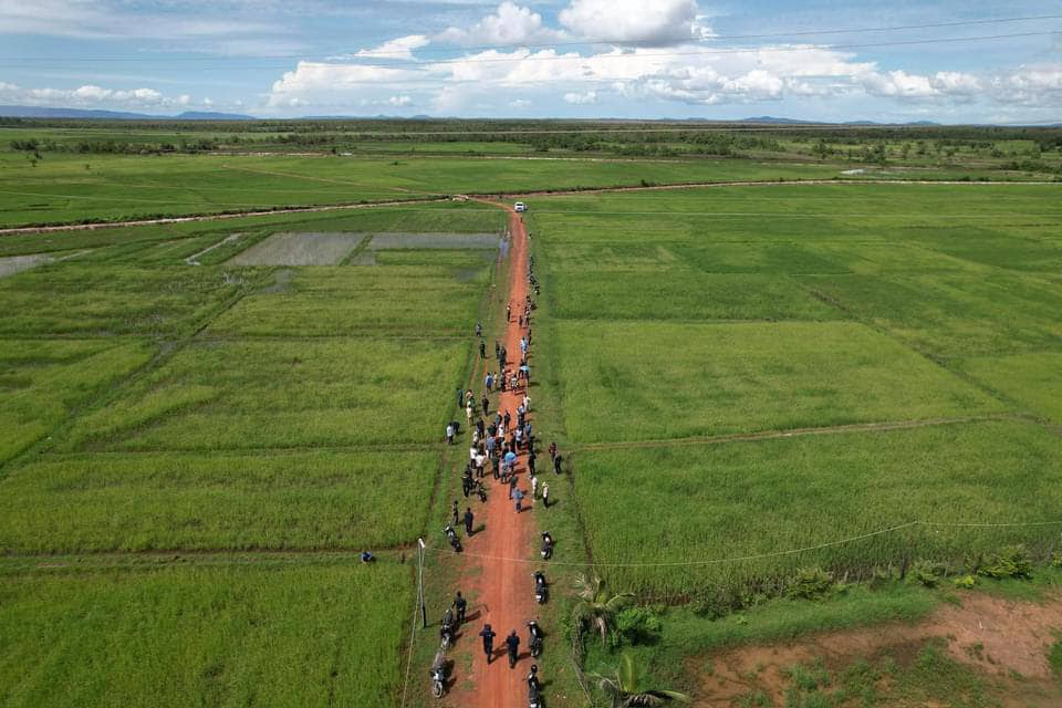 ថ្ងៃទី៦ ខែកក្កដា ឆ្នាំ២០២៤ ឯកឧត្តម ម៉ាង ស៊ីណេត អភិបាល នៃគណៈអភិបាលខេត្តព្រះសីហនុ ដឹកនាំមន្ត្រីជំនាញចុះសួរសុខទុក្ខ និងពិនិត្យស្ថានភាពផលដំណាំរបស់បងប្អូនប្រជាកសិករ នៅស្រុកព្រៃនប់ ខេត្តព្រះសីហនុ