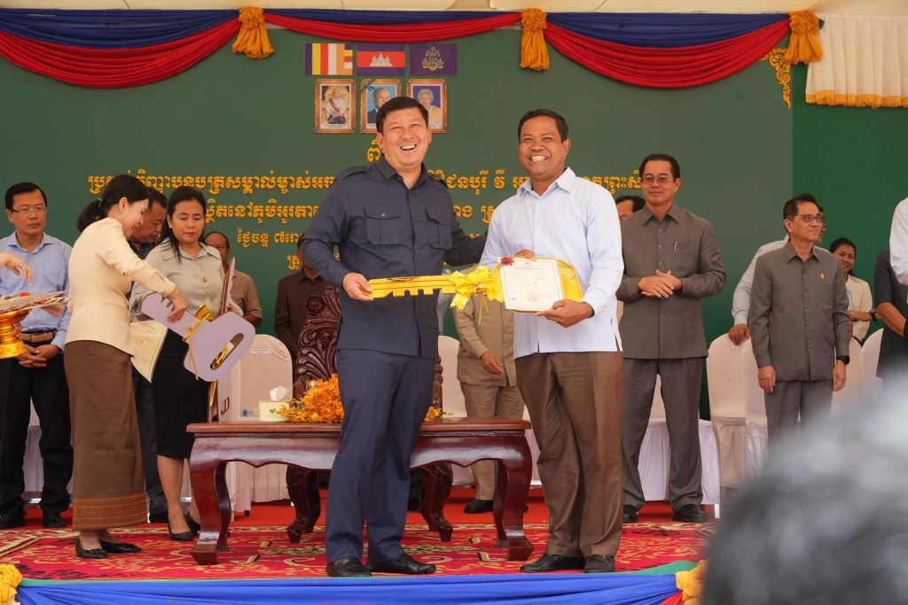 ស្នាមញញឹម អតិថិជនបុរី វី អាយ ភី ខេត្តព្រះសីហនុ ក្រោយទទួលបានដំណោះស្រាយពីក្រសួងរៀបចំដែនដី នគរូបនីយកម្ម និងសំណង់ ហើយឈានមកទទួលបានប័ណ្ណកម្មសិទ្ធិ។