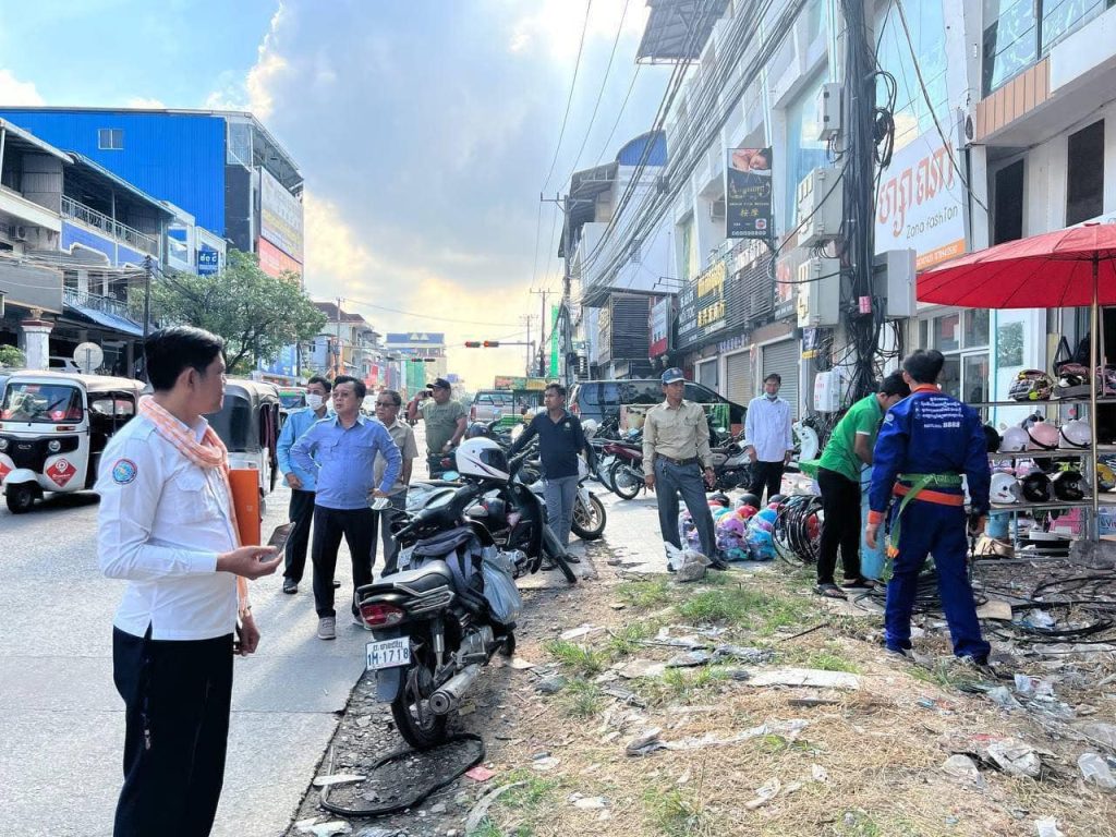ក្រុមការងារ​មន្ទីរប្រៃសណីយ៍​ និងទូរគមនាគមន៍​ ដែលបានសហការជាមួយរដ្ឋបាលក្រុងព្រះសីហនុ​ សាខាប្រតិបត្តិករ​ទូរគមនាគមន៍កម្ពុជា​ និងអង្គភាពអគ្គិសនីខេត្ត បានបញ្ចប់ការកាត់សម្អាតខ្សែកាបលេីអាកាស​ទទឹងថ្នល់​ លេីវិថីលេខ១០០ និងលេខ៨០០
