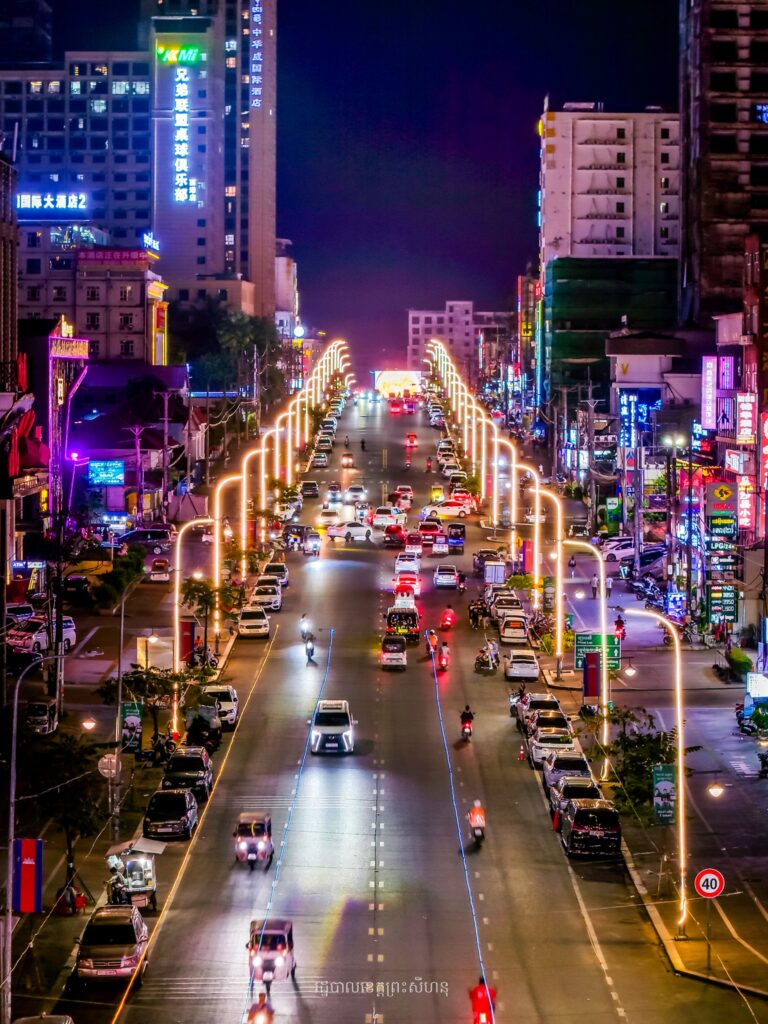 សម្រស់ភ្លើងពណ៌លម្អនៅតាមដងវិថីនានាក្នុងក្រុងព្រះសីហនុ ត្រៀមទទួលស្វាគមន៍ឆ្នាំថ្មីដែលនឹងមកដល់នាពេលខាងមុខ។