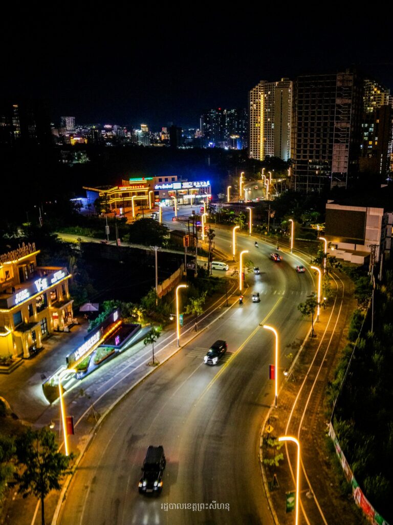 សម្រស់តាមដងវិថី២ធ្នូក្រុងព្រះសីហនុ ហើយថ្ងៃនេះក៏ជាថ្ងៃ២ធ្នូ គឺជាថ្ងៃមហាវិសេសវិសាលដែលកម្ពុជាចាប់ផ្ដើមមានអ្វីៗគ្រប់យ៉ាងដូចសព្វថ្ងៃ។