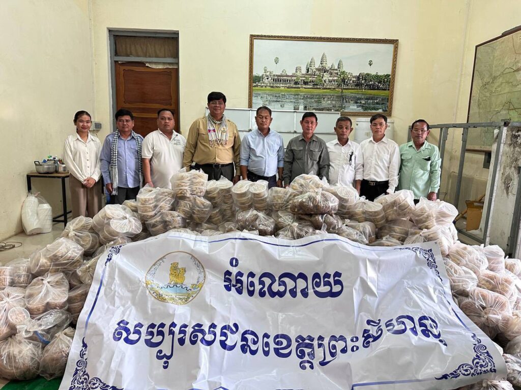 លោក នៃ គង់ បានដឹកនាំក្រុមការងារ នាំយកអំណោយជាស្បៀងអាហារ គ្រឿងឧបភោគបរិភោគ ថ្នាំសង្កូវ និងសម្ភារប្រើប្រាស់ផ្សេងៗទៀត ដែលបានមកពីការចូលរួមបរិច្ចាគរបស់បងប្អូនប្រជាពលរដ្ឋនៅខេត្តព្រះសីហនុ ជូនដល់វីរកងទ័ពខ្មែរនៅសមរភូមិមុខដែលកំពុងការពារបូរណភាពដែនដីខ្មែរ និងប្រជាពលរដ្ឋភៀសសឹកប្រគល់ជូនដល់រដ្ឋបាលខេត្តពោធិ៍សាត់