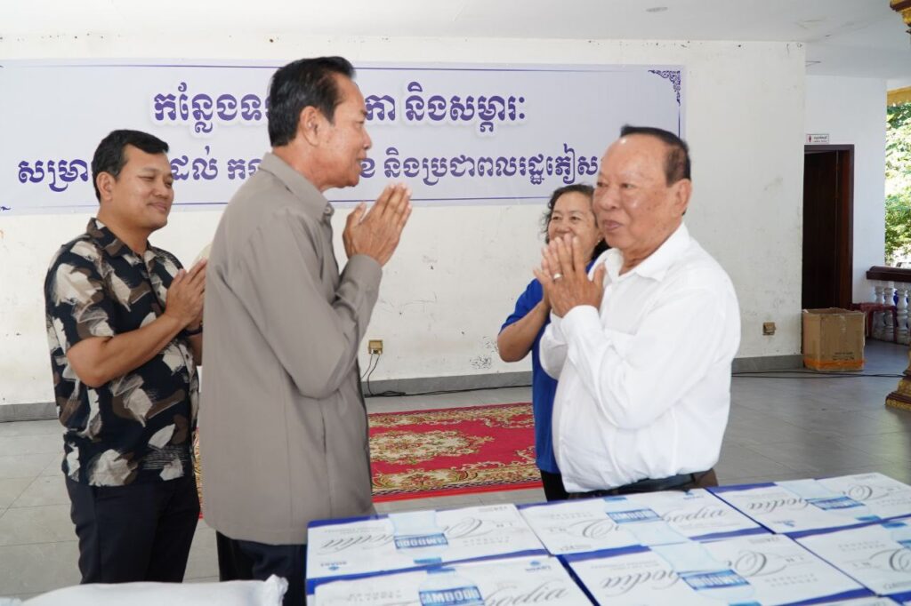 សូមថ្លែងអំណរគុណយ៉ាងជ្រាលជ្រៅដល់បងប្អូនប្រជាពលរដ្ឋ និងមន្រ្តីរាជការទាំងអស់ ដែលបានចូលរួមបរិច្ចាគអំណោយជាថវិកា ស្បៀងអាហារ គ្រឿងឧបភោគបរិភោគ ថ្នាំសង្កូវ និងសម្ភារប្រើប្រាស់ផ្សេងៗ