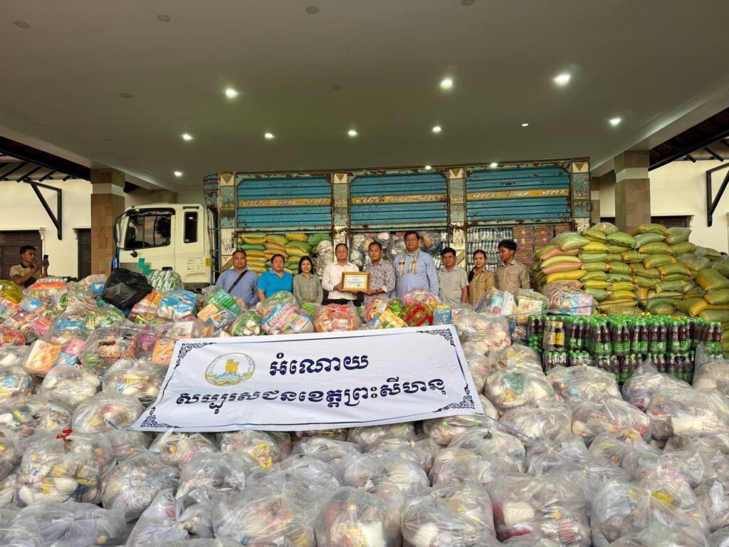 លោក នៃ គង់ បានដឹកនាំក្រុមការងារ នាំយកអំណោយជាស្បៀងអាហារ គ្រឿងឧបភោគបរិភោគ ថ្នាំសង្កូវ និងសម្ភារប្រើប្រាស់ផ្សេងៗទៀត ដែលបានមកពីការចូលរួមបរិច្ចាគរបស់បងប្អូនប្រជាពលរដ្ឋនៅខេត្តព្រះសីហនុ ជូនដល់វីរកងទ័ពខ្មែរនៅសមរភូមិមុខដែលកំពុងការពារបូរណភាពដែនដីខ្មែរ និងប្រជាពលរដ្ឋភៀសសឹកប្រគល់ជូនដល់រដ្ឋបាលខេត្តសៀមរាប