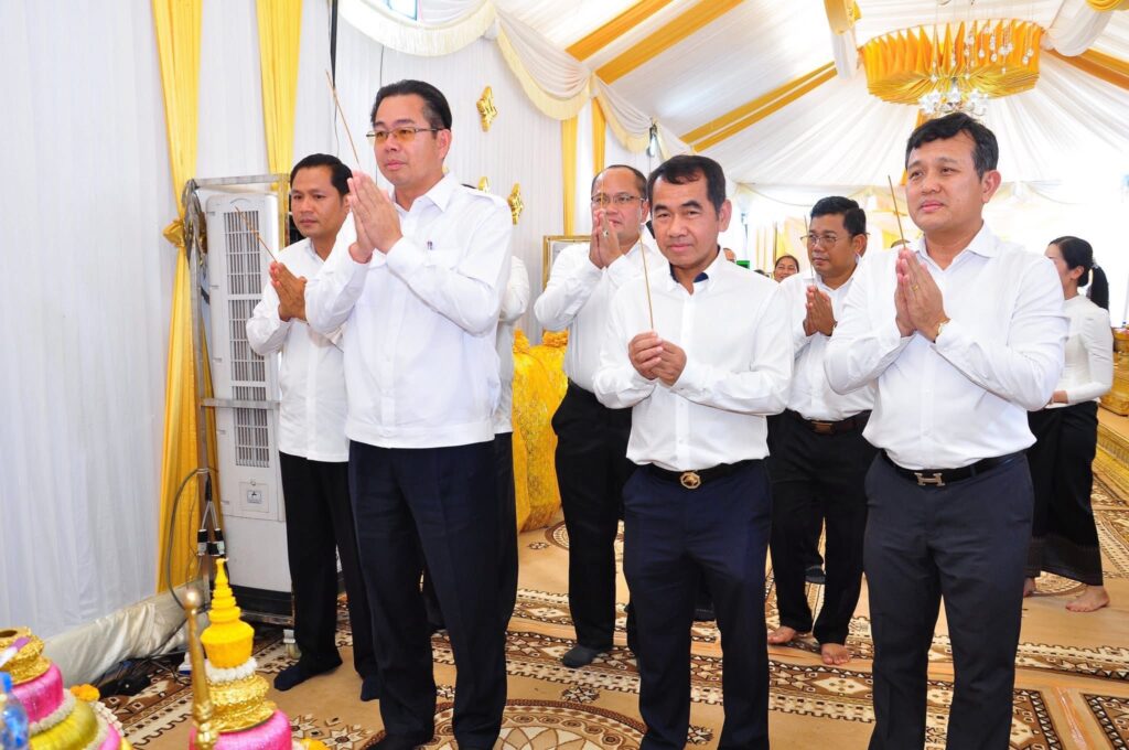 ឯកឧត្ដម ម៉ាង សុីណេត បានអញ្ជេីញចូលរួមពិធីបុណ្យខួបគម្រប់ ៧ថ្ងៃរបស់មហាឧបាសិកាពុទ្ធសាសនូបត្ថម្ភ៏ ចេង ណៃ ត្រូវជាម្ដាយបង្កេីតរបស់ឯកឧត្តម តាក់ វណ្ណថា