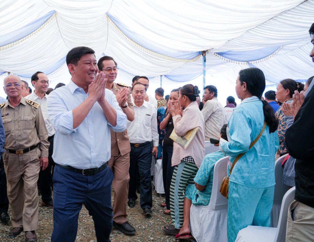 សូមពុកម៉ែ បងប្អូន ចូលរួមសហការណ៍ជាមួយក្រុមការងារក្រសួងរៀបចំដែនដី នគរូបនីយកម្ម និងសំណង់ និងរដ្ឋបាលខេត្តព្រះសីហនុ ដើម្បីរៀបចំអភិវឌ្ឍន៍កំពង់ផែស្វ័យ័តក្រុងព្រះសីហនុ ឱ្យទៅជាកំពង់ផែស្តង់ដាថ្នាក់តំបន់និងអន្តរជាតិ