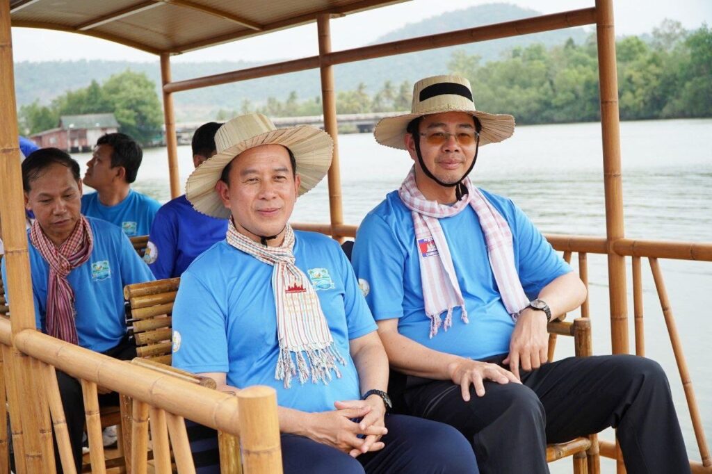 ឯកឧត្តម ហួត ហាក់ និង ឯកឧត្តម ម៉ាង ស៊ីណេត បានអញ្ជើញចុះពិនិត្យវឌ្ឍនភាពផ្ទាល់នៃគម្រោង Toeksab Nature Table