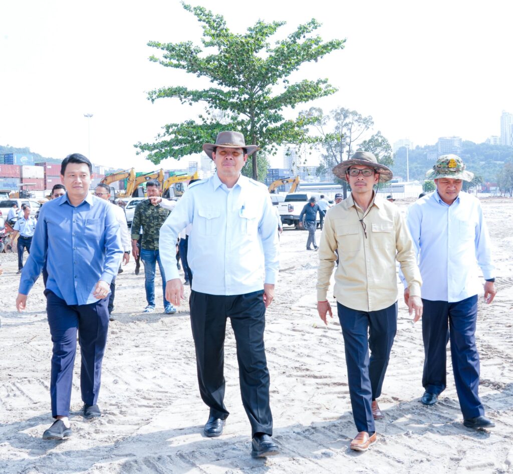 ឯកឧត្តម ម៉ាង ស៊ីណេត បានអញ្ជើញដឹកនាំមន្ត្រីជំនាញចុះពិនិត្យវឌ្ឍនភាពការងារសាងសង់ទីលានទុកដាក់កុងតឺន័ររបស់កំពង់ផែស្វយ័តក្រុងព្រះសីហនុ