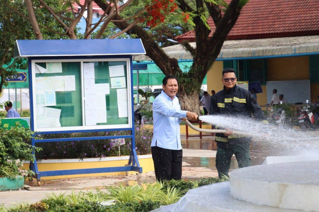 សូមអរគុណដល់កម្លាំងស្នងការដ្ឋាននគរបាលខេត្តព្រះសីហនុ កម្លាំងកងរាជអាវុធហត្ថខេត្តព្រះសីហនុ រដ្ឋបាលក្រុងព្រះសីហនុ ក្រុមការងារមន្ទីរសាធារណការ និងដឹកជញ្ជូនខេត្ត និងក្រុមការងារកំពង់ផែស្វយ័តក្រុងព្រះសីហនុ ដែលបានជួយលាងសម្អាតតាមទីធ្លាសាលា អគារសិក្សា ថ្នាក់រៀន និងស្រោចទឹកដើមឈើ ស្មៅ និងសួនច្បារ នៅសាលាអនុវិទ្យាល័យសម្តេចឪ