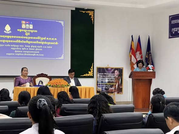លោកជំទាវ គឹម ស៊ីផាត់ និងលោកស្រី ម៉ាក សំណាង បានអញ្ជើញជាអធបតីបើកវគ្គបណ្តុះបណ្តាលស្តីពី ការអនុវត្តមុខងាររបស់អនុប្រធានអចិន្ត្រៃយ៍ គ.ក.ស.ក. និងការផ្ទេរមុខងារលើវិស័យកិច្ចការនារីទៅថ្នាក់ក្រោមជាតិ