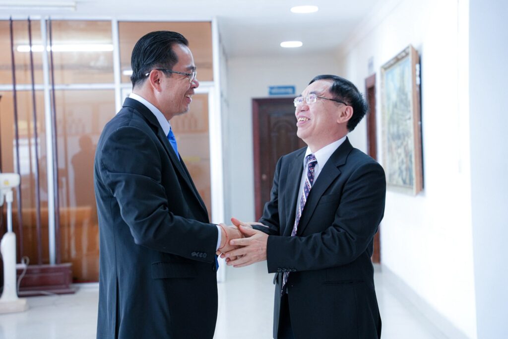 ឯកឧត្តម ម៉ាង ស៊ីណេត បានអញ្ជើញទទួលជួបសម្តែងការគួរសម និងជូនពរពីឯកឧត្តម ឡាយ ស៊ួនឈាន (LAI XUAN CHIEN) អគ្គកុងស៊ុល នៃសាធារណសង្គមនិយមវៀតណាម ប្រចាំខេត្តព្រះសីហនុ
