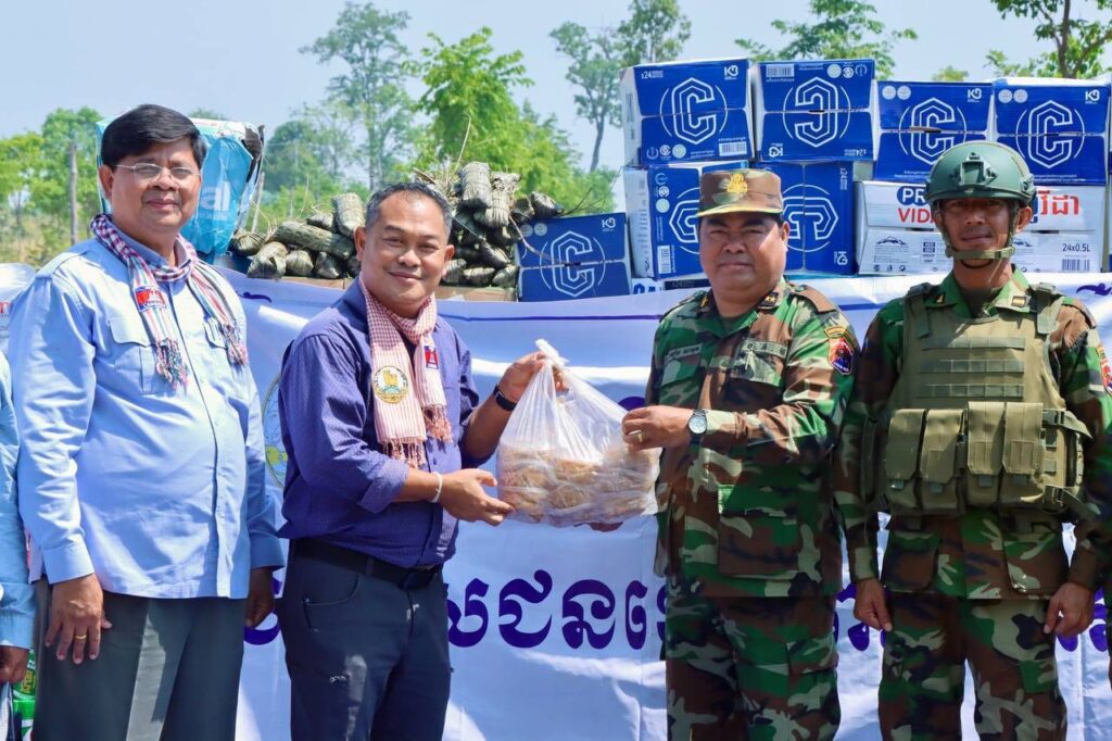 លោក នៃ គង់ បានដឹកនាំក្រុមការងារ នាំយកអំណោយជាស្បៀងអាហារ គ្រឿងឧបភោគបរិភោគ ថ្នាំសង្កូវ និងសម្ភារប្រើប្រាស់ផ្សេងៗទៀត ដែលបានមកពីការចូលរួមបរិច្ចាគរបស់បងប្អូនប្រជាពលរដ្ឋនៅខេត្តព្រះសីហនុ ជូនដល់វីរកងទ័ពខ្មែរនៅសមរភូមិមុខដែលកំពុងការពារបូរណភាពដែនដីខ្មែរ និងប្រជាពលរដ្ឋភៀសសឹក