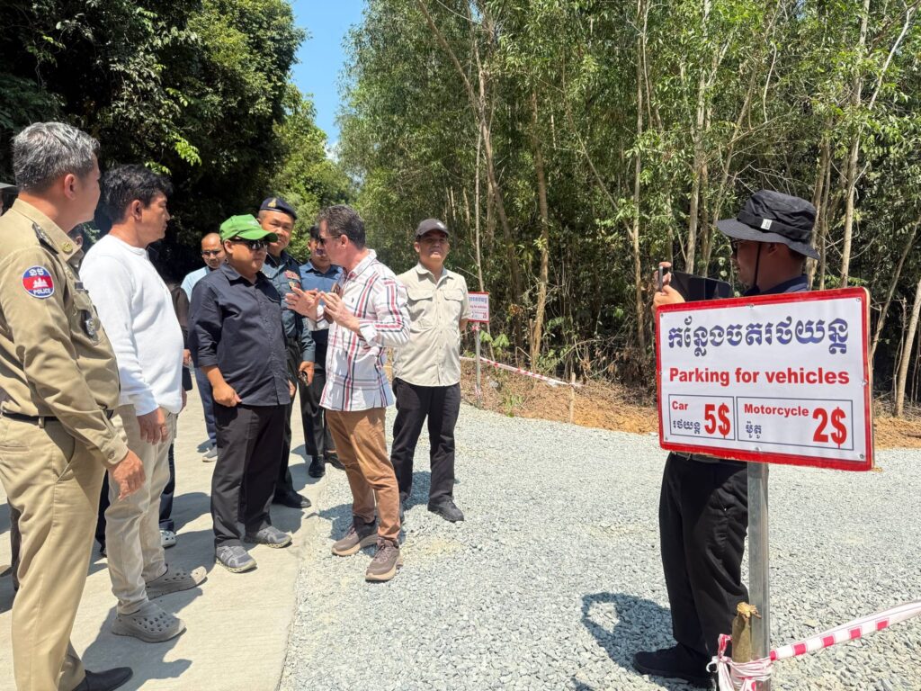 លោក ឡុង ឌីម៉ង់ អភិបាលរងខេត្តព្រះសីហនុ បានដឹកនាំក្រុមការងារចម្រុះចុះធ្វើការណែនាំក្រុមហ៊ុននៅលើកោះពស់ ឱ្យកែតម្រូវលើភាពមិនប្រក្រតីនៃការយកថ្លៃសេវាផ្ញើរថយន្ត-ផ្ញើម៉ូតូ