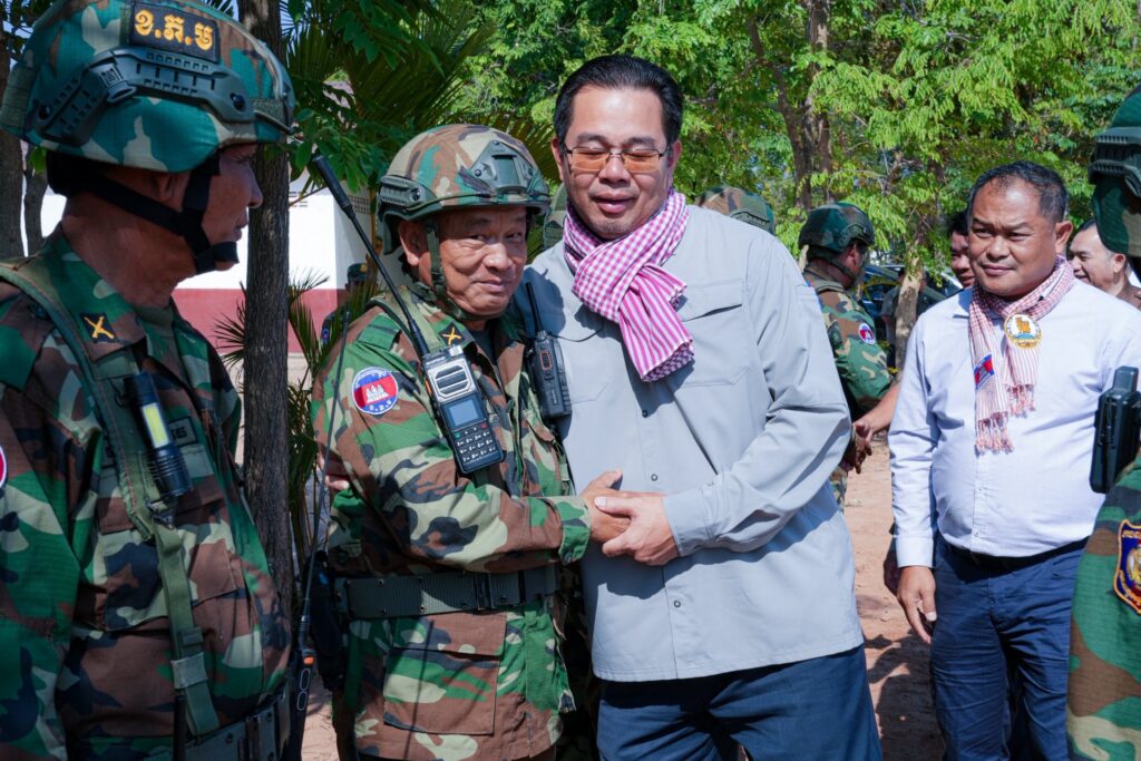 ឯកឧត្តម ម៉ាង ស៊ីណេត បានអញ្ជើញដឹកនាំគណៈប្រតិភូខេត្តព្រះសីហនុ ជួបសំណេះសំណាល សួរសុខទុក្ខវីរកងទ័ពជួរមុខ ព្រមទាំងបាននាំយកអំណោយប្រគល់ជូនដល់កងពលតូចអន្តរាគមន៍លេខ៤ សម្ព័ន្ធមេត្រីភាព ខេត្តឧត្តរមានជ័យ
