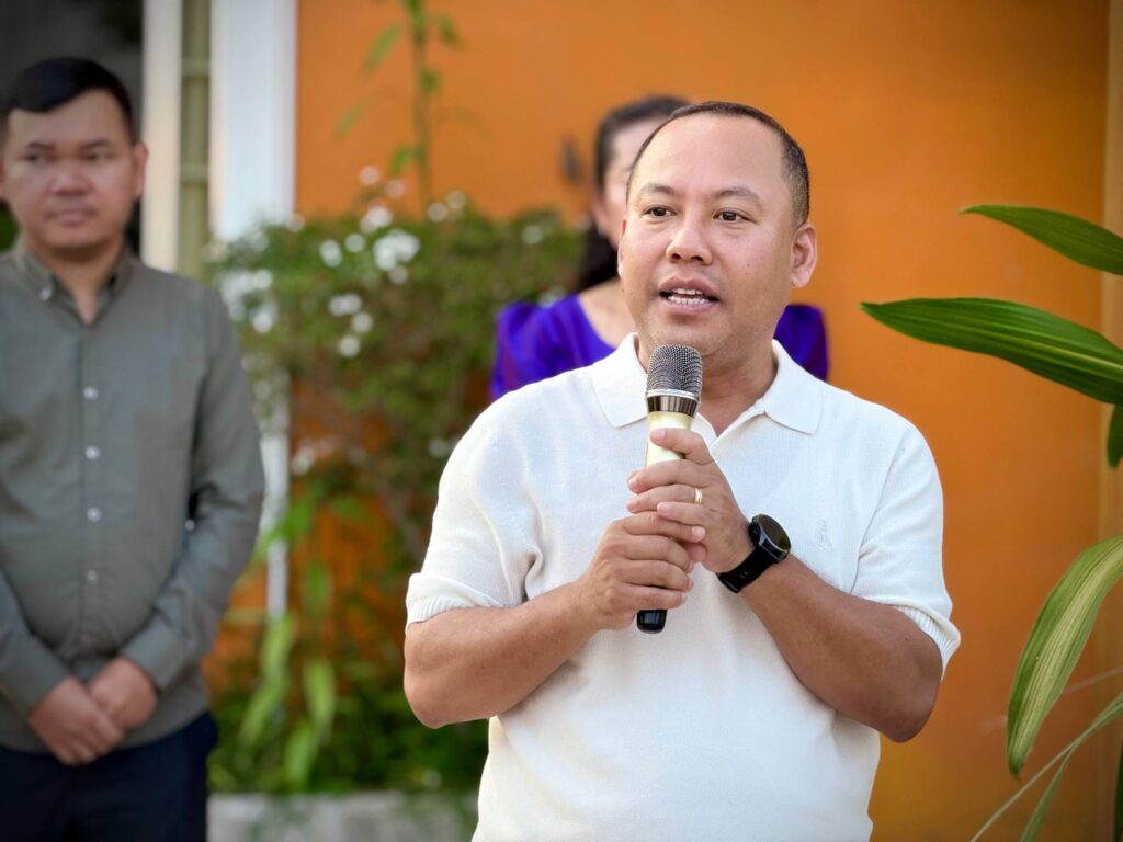 លោក ឡុង ឌីម៉ង់ បានអញ្ជើញសំណេះសំណាល និងពិសារអាហារសាមគ្គីជាមួយមន្រ្តីរាជការ មន្ទីរព័ត៌មាន និងអ្នកសារព័ត៌មានក្នុងខេត្តព្រះសីហនុ