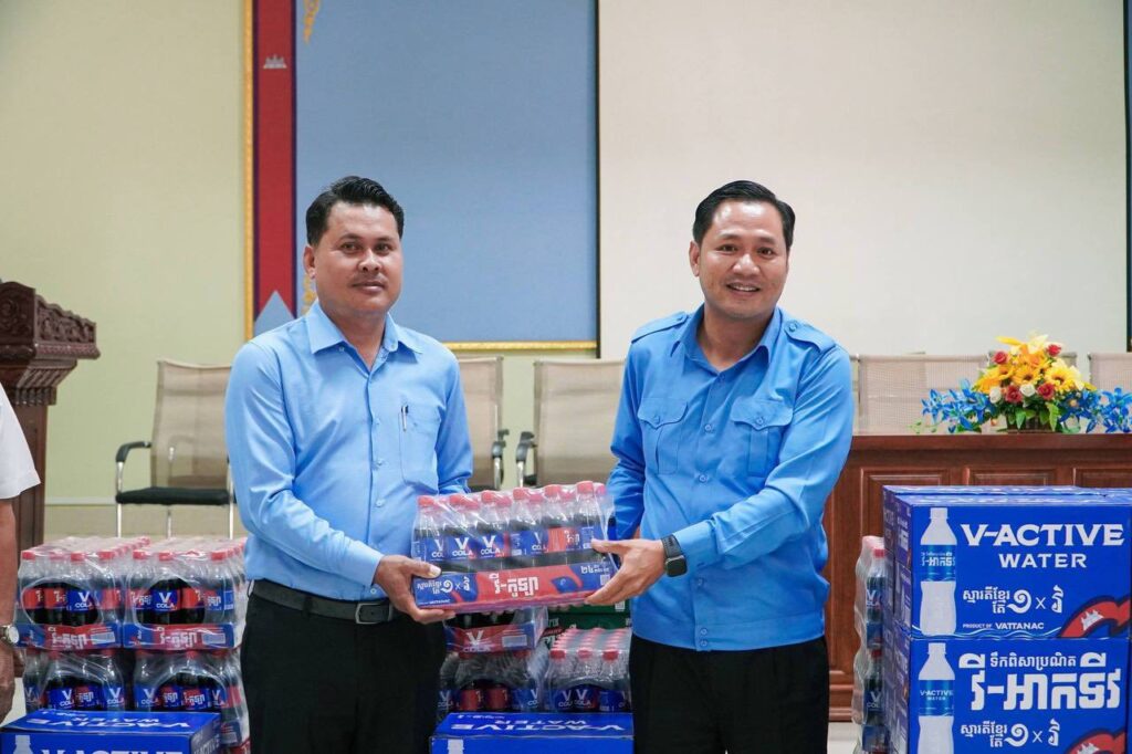 លោក សាមុត សុធារិទ្ធ បាននាំយកសម្ភារៈជូនរដ្ឋបាលស្រុកព្រៃនប់ និងថវិកាមួយចំនួនជូនឃុំទាំង១០ នៃស្រុកព្រៃនប់ ដើម្បីចូលរួមអបអរសាទរពិធីបុណ្យចូលឆ្នាំថ្មី ប្រពៃណីជាតិខ្មែរ