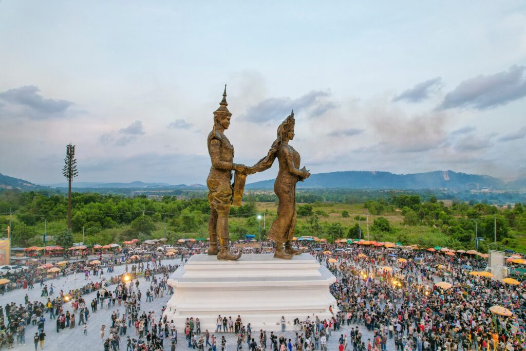 ទិដ្ឋភាពប្រជាពលរដ្ឋចូលរួមក្នុងព្រឹត្តិការណ៍សង្ក្រាន្តនៅតាមបណ្ដាទីតាំងនានាក្នុងខេត្តព្រះសីហនុ នាឱកាសពិធីបុណ្យចូលឆ្នាំថ្មីប្រពៃណីជាតិខ្មែរ ថ្ងៃទីពីរ
