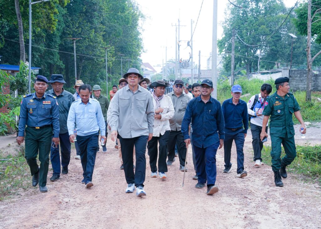 ឯកឧត្តម ម៉ាង ស៊ីណេត បានអញ្ជើញដឹកនាំក្រុមការងារចុះពិនិត្យវឌ្ឍនភាពនៃការតភ្ជាប់បណ្តាញអគ្គិសនីក្រោមបាតសមុទ្រមកកាន់សង្កាត់កោះរ៉ុងសន្លឹម ក្រុងកោះរ៉ុង ខេត្តព្រះសីហនុ