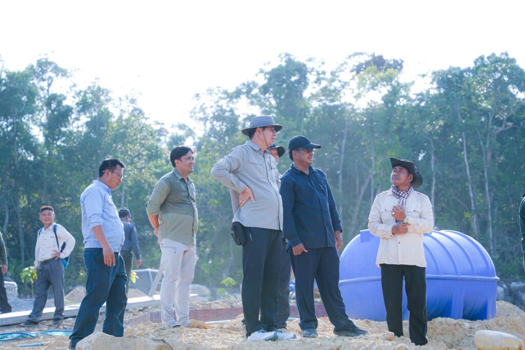 ឯកឧត្តម ម៉ាង ស៊ីណេត បានអញ្ជើញដឹកនាំក្រុមការងារចុះពិនិត្យអាងស្តុបទឹកស្អាត នៅភូមិកោះតូច សង្កាត់កោះរ៉ុង ក្រុងកោះរ៉ុង ខេត្តព្រះសីហនុ
