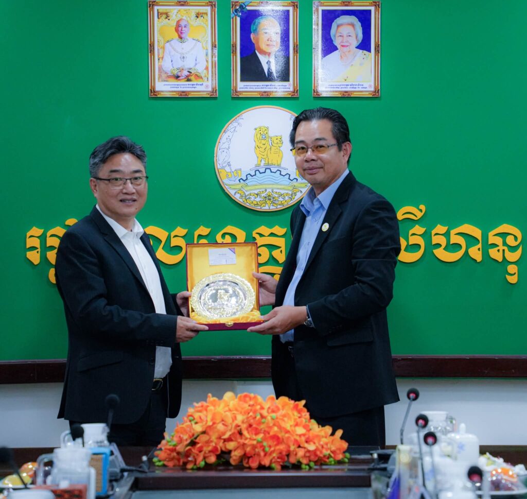 ឯកឧត្តម ម៉ាង ស៊ីណេត បានអញ្ជើញទទួលជួបសម្តែងការគួរសមជាមួយ ឯកឧត្តម ស៊ឺ ចុងជុន (Shi Zhongjun)