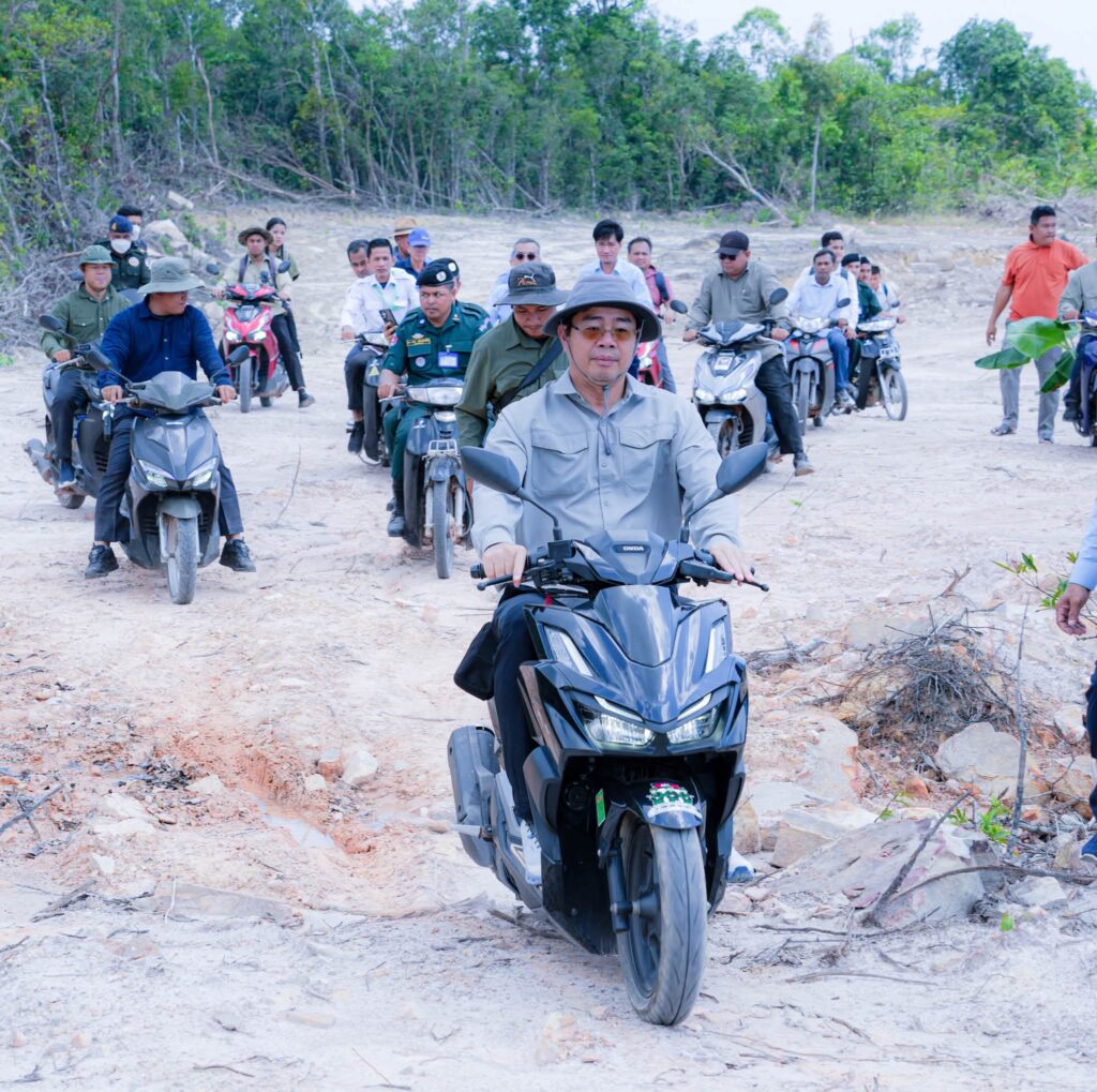 ឯកឧត្តម ម៉ាង ស៊ីណេត បានអញ្ជើញដឹកនាំក្រុមការងារចុះពិនិត្យការអភិវឌ្ឍផ្លូវតភ្ជាប់ពីឆ្នេរ២៣ ដល់ឆ្នេរកោះរ៉ុងសន្លឹម