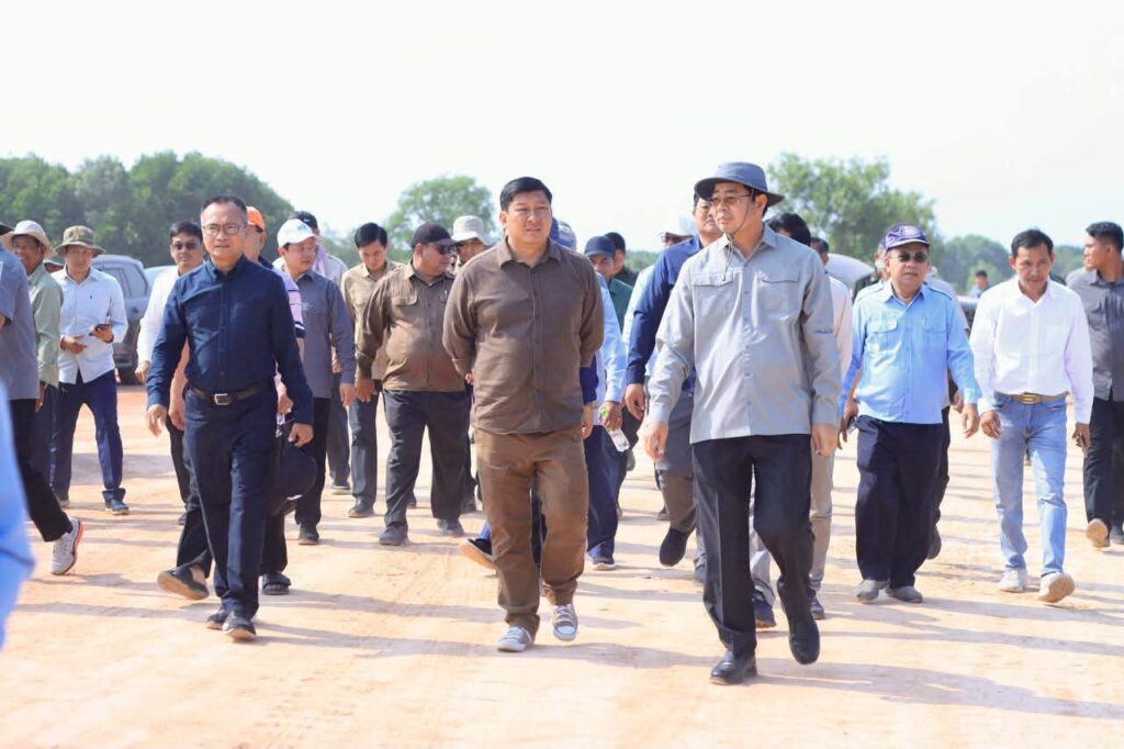 ឯកឧត្តម ម៉ាង ស៊ីណេត បានអញ្ជើញអមដំណើរឯកឧត្តម សាយ សំអាល់ ចុះពិនិត្យការដ្ឋានផ្លូវថ្មីតាមបណ្តោយឆ្នេរកែវផុស១ ចំនួន ២ខ្សែ