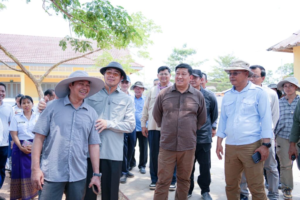 ឯកឧត្តម ម៉ាង ស៊ីណេត បានអញ្ជើញអមដំណើរ ឯកឧត្តម សាយ សំអាល់ ចុះពិនិត្យបឋមសិក្សា-អនុវិទ្យាល័យអូរចំណារ
