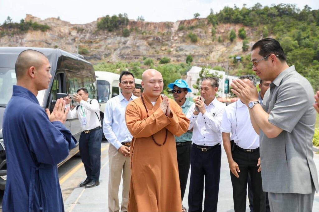ឯកឧត្តម ម៉ាង ស៊ីណេត បានអញ្ជើញទទួលស្វាគមន៍ប្រតិភូព្រះសង្ឃសៅលីង មកពីសាធារណរដ្ឋប្រជាមានិតចិន ដែលនិមន្តមកទស្សនានៅខេត្តព្រះសីហនុ