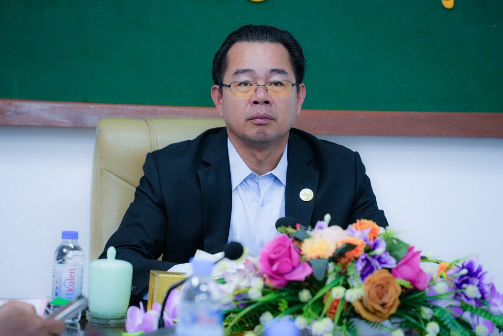 ឯកឧត្តម ម៉ាង ស៊ីណេត បានអញ្ជើញចូលរួមក្នុងកិច្ចប្រជុំផ្សព្វផ្សាយរបាយការណ៍បូកសរុបលទ្ធផលការងារសុវត្ថិភាពចរាចរណ៍ផ្លូវគោកប្រចាំ ឆ្នាំ២០២៥ និងលើកទិសដៅការងារឆ្នាំ២០២៦