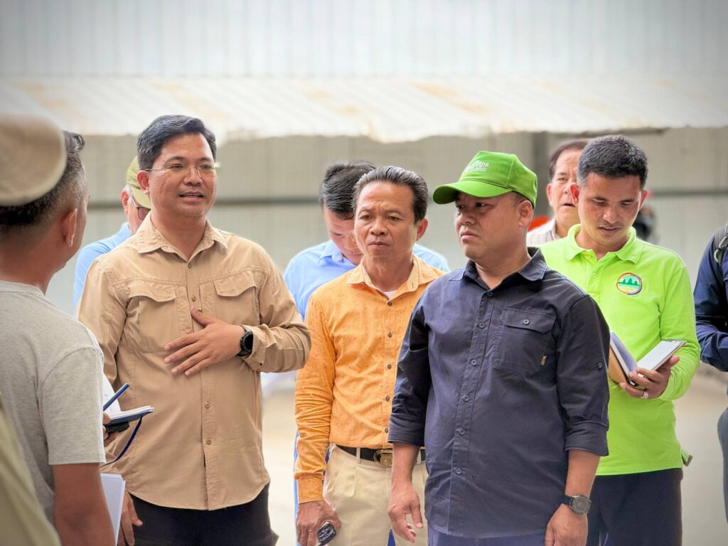 លោក ឡុង ឌីម៉ង់ ដឹកនាំមន្ត្រីជំនាញពាក់ព័ន្ធ ចុះពិនិត្យទីតាំង ដើម្បីចុះបញ្ជីជាគម្រោងវិនិយោគមានលក្ខណៈសម្បត្តិគ្រប់គ្រាន់នៅក្រុងកំពង់សោម និងស្រុកព្រៃនប់ ខេត្តព្រះសីហនុ