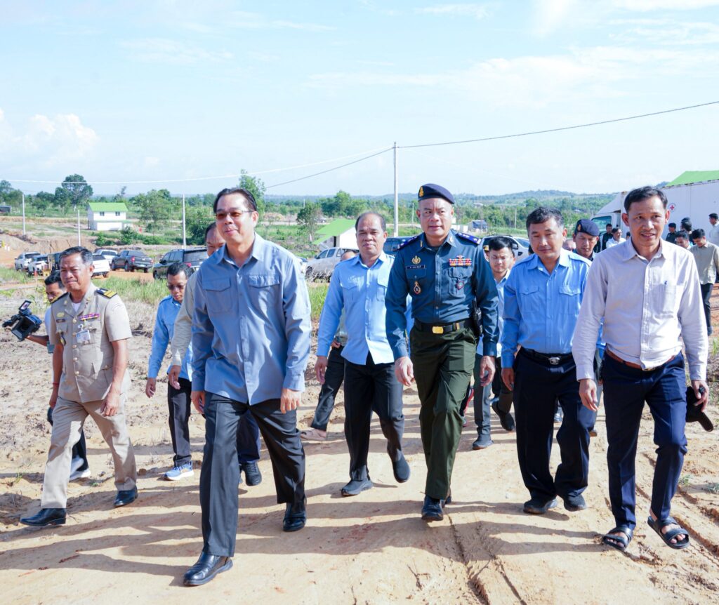 ឯកឧត្តម ម៉ាង ស៊ីណេត បានអញ្ជើញសំណេះសំណាល សួរសុខទុក្ខ និងនាំយកអំណោយដ៏ថ្លៃថ្លារបស់សម្តេចអគ្គមហាសេនាបតីតេជោ ហ៊ុន សែន និងសម្តេចកិត្តិព្រឹទ្ធបណ្ឌិត ប៊ុន រ៉ានី ហ៊ុន សែន ជូនដល់បងៗអតីតយុទ្ធជន ដែលរស់នៅលើដីសម្បទានសង្គមកិច្ច