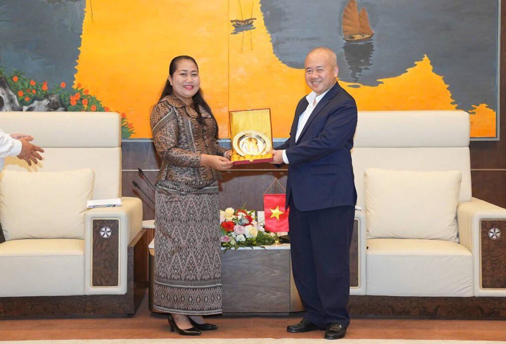 លោកស្រី ម៉ាក សំណាង បានដឹកនាំគណៈប្រតិភូខេត្តព្រះសីហនុ ចូលជួបសម្តែងការគួរសម និងពិភាក្សាការងារជាមួយឯកឧត្តម ដូ ថាញ់ជុង (Do Thanh Trung)