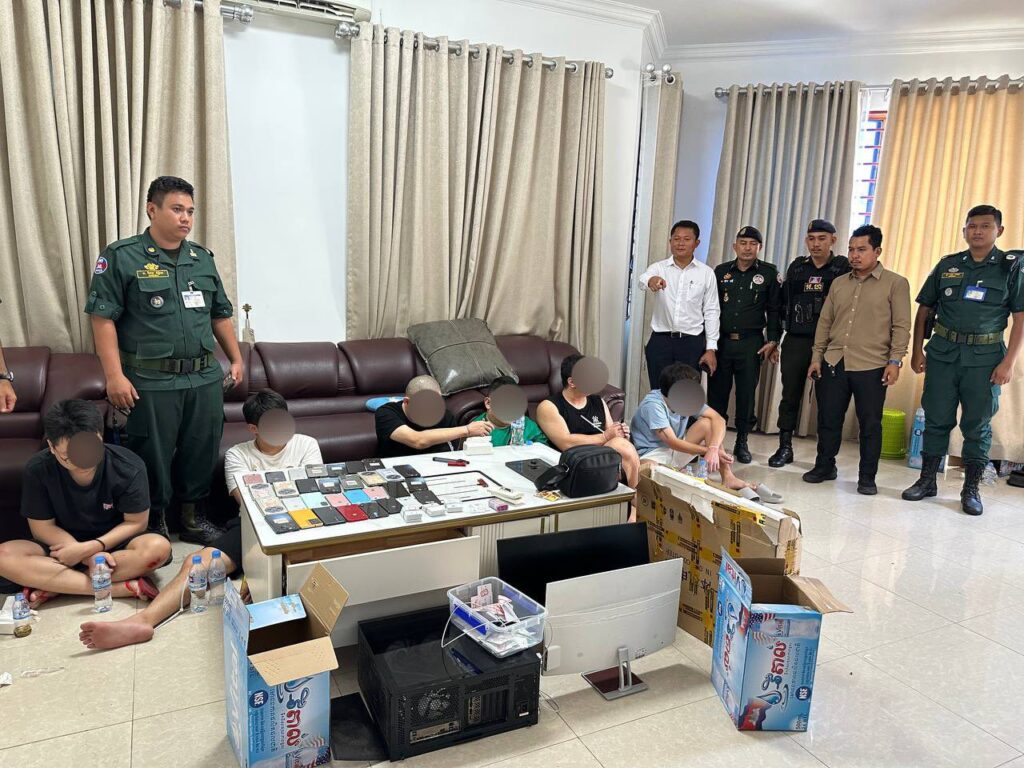 កម្លាំងគណៈបញ្ជាការឯកភាពរដ្ឋបាលក្រុងព្រះសីហនុ បានចុះធ្វើរដ្ឋបាលចំហទីតាំងផ្ទះវីឡាចំនួន ០៨ទីតាំង បានរកឃើញសម្ភារ និងវត្ថុជាឧបករណ៍អេឡិចត្រូនិចជាប់ពាក់ព័ន្ធបទល្មើសឆបោកតាមប្រព័ន្ធបច្ចេកវិទ្យា(Online Scams)