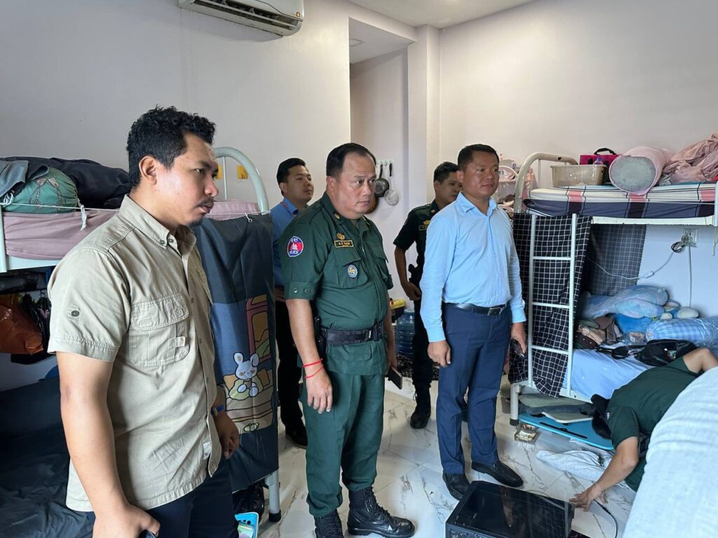 កម្លាំងគណៈបញ្ជាការឯកភាពរដ្ឋបាលក្រុងព្រះសីហនុ បានចុះធ្វើរដ្ឋបាលចំហទីតាំងអាគារស្នាក់នៅមួយកន្លែង រកឃើញសម្ភារ និងវត្ថុជាឧបករណ៍អេឡិចត្រូនិចសង្ស័យជាប់ពាក់ព័ន្ធបទល្មើសឆបោកតាមប្រព័ន្ធបច្ចេកវិទ្យា(Online Scams)